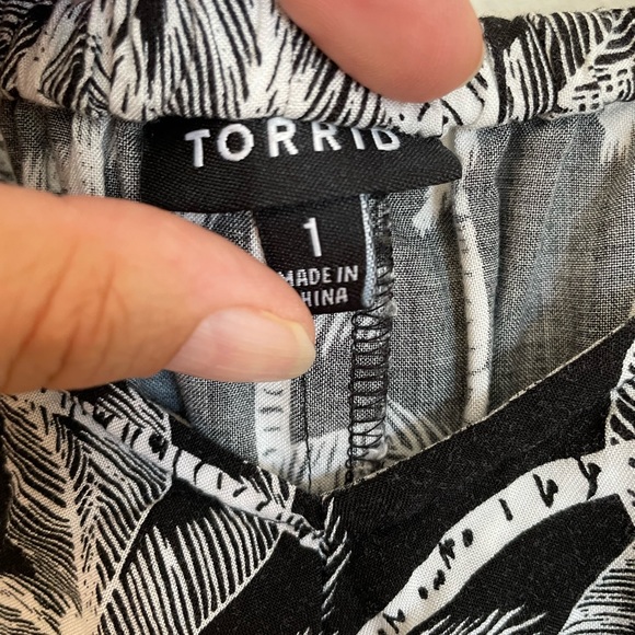 Torrid size 1 black & white palm tree pattern summer dress, mini - Picture 3 of 6